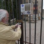 Cierre del albergue de San Antón en Castrojeriz (Burgos). El responsable del albergue, Ovidio Campo, cierra la puerta del albergue
