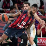 Miller-McIntyre intenta escapar de la defensa de Campazzo