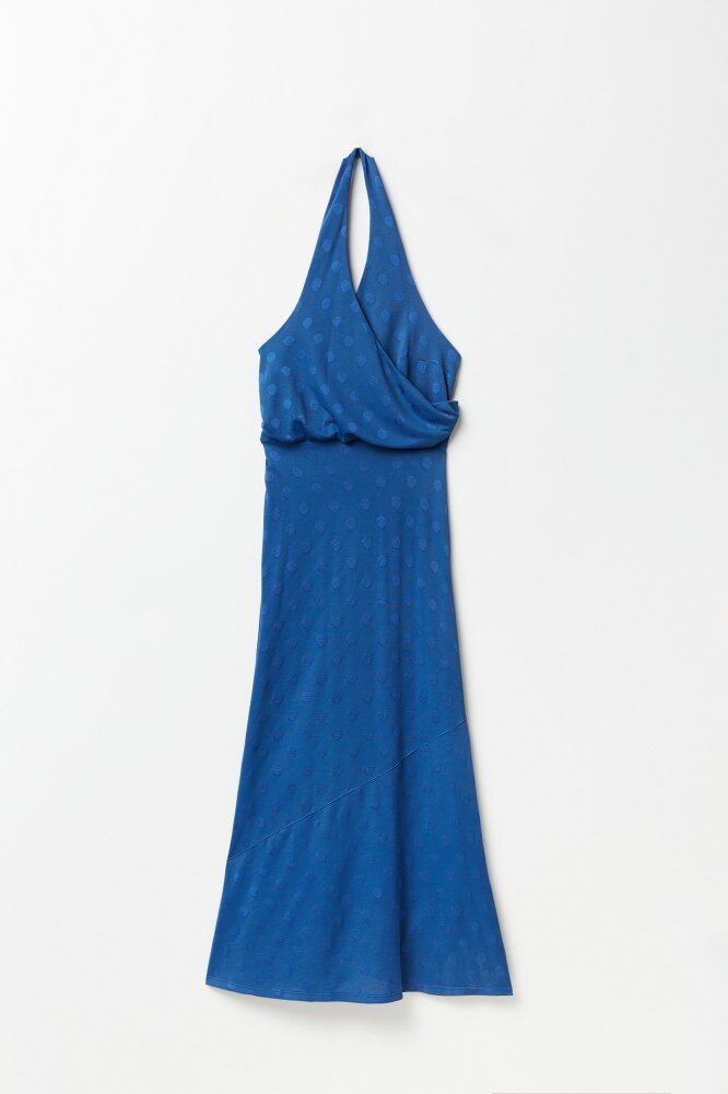 Vestido de lunares con escote halter.