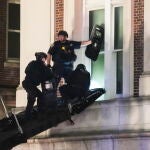 NYPD Enter Columbia University After Protestors take over Hamilton Hall