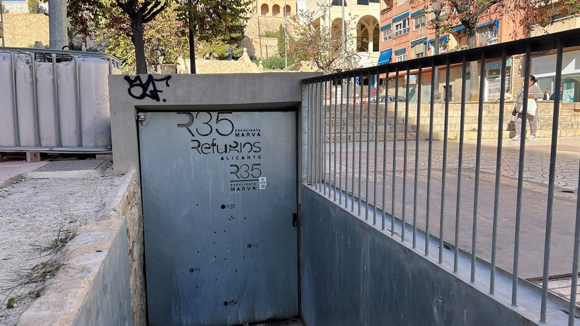 Entrada al refugio antiaéreo de la Avenida del General Marvá de Alicante.