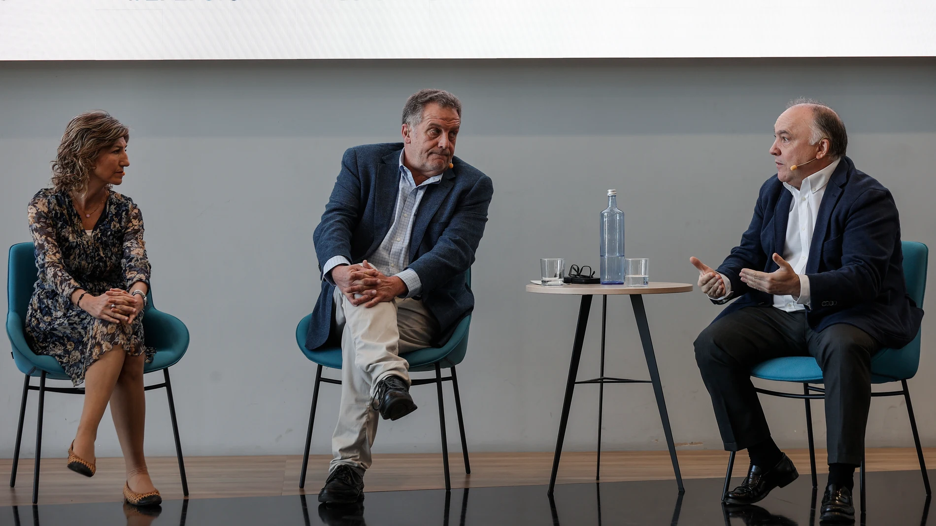 La psiquiatra en la Unidad de Trastornos Bipolares de La Fe, Pilar Sierra; el director de la Oficina de Salud Mental y Adicciones, Bartolomé Pérez (c), y el psiquiatra en el Hospital Clínico de València, Eduardo Aguilar