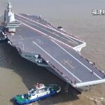 El portaaviones chino Fujian zarpa por primera vez