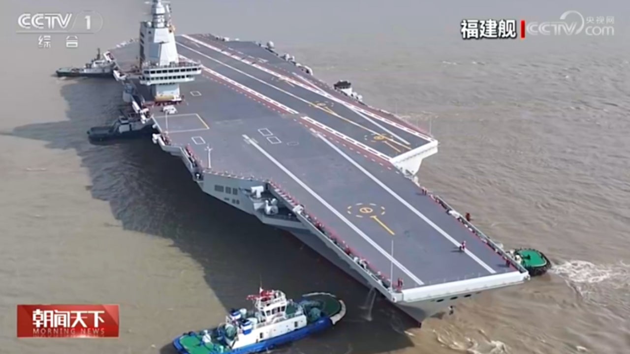 El portaaviones más moderno de China cruza el estrecho de Taiwán rumbo al mar de China Meridional