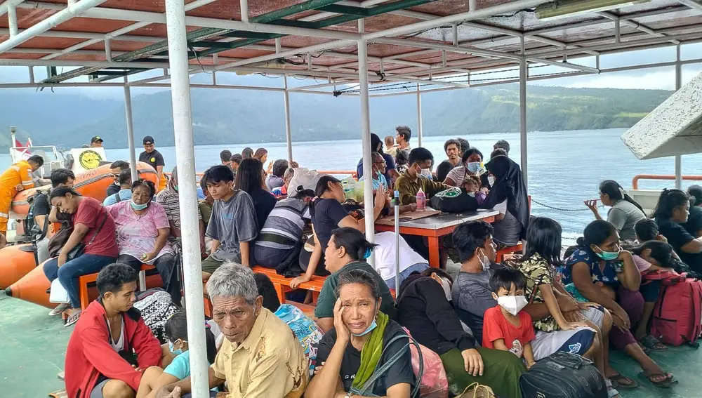 Indonesian authorities shut airports after Mount Ruang volcano eruption