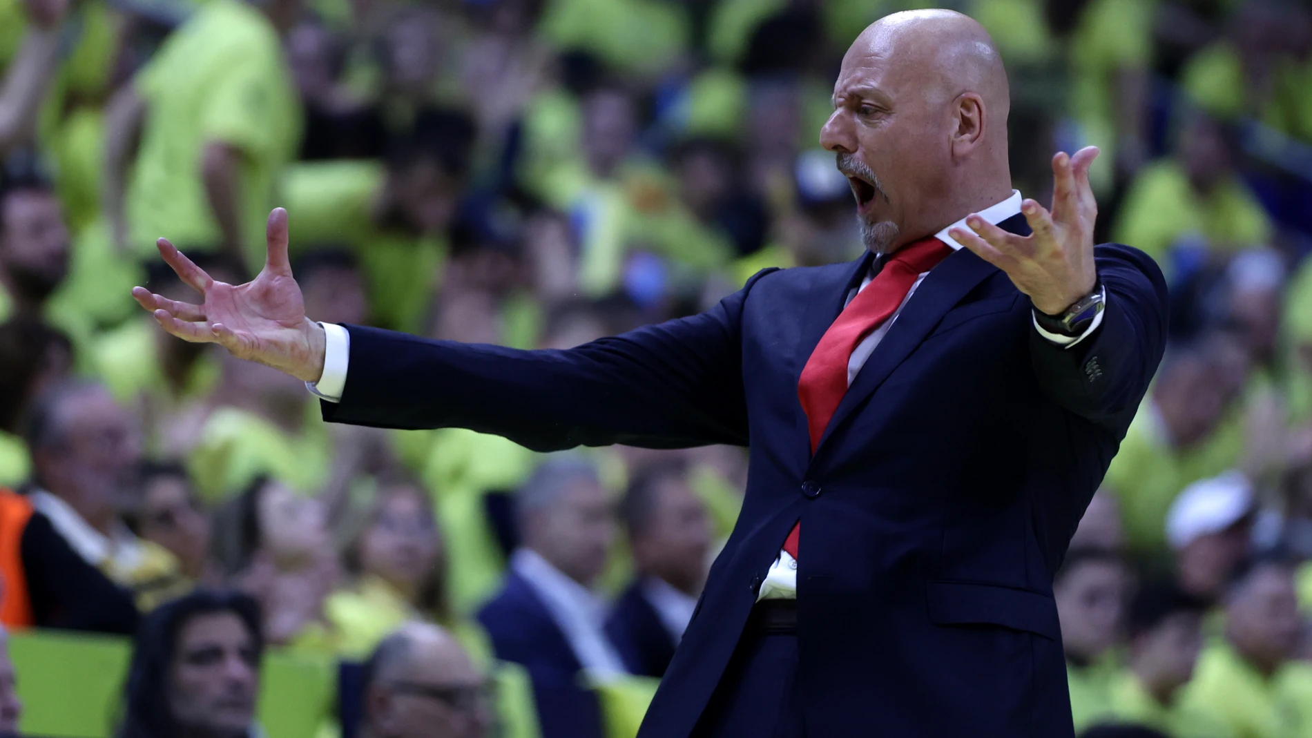 Sasa Obradovic, técnico del Mónaco, se dirige a su banquillo en un momento del cuarto partido en Estambul