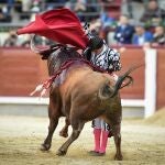 El diestro Francisco José Espada durante la tradicional corrida Goyesca celebrada este jueves en Las Ventas por el Dos de Mayo.