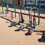 Investigados siete menores por el robo de patinetes en los exteriores del instituto de La Muela.