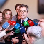 Bolaños atiende a los medios durante su visita a la Universidad Pablo de Olavide 