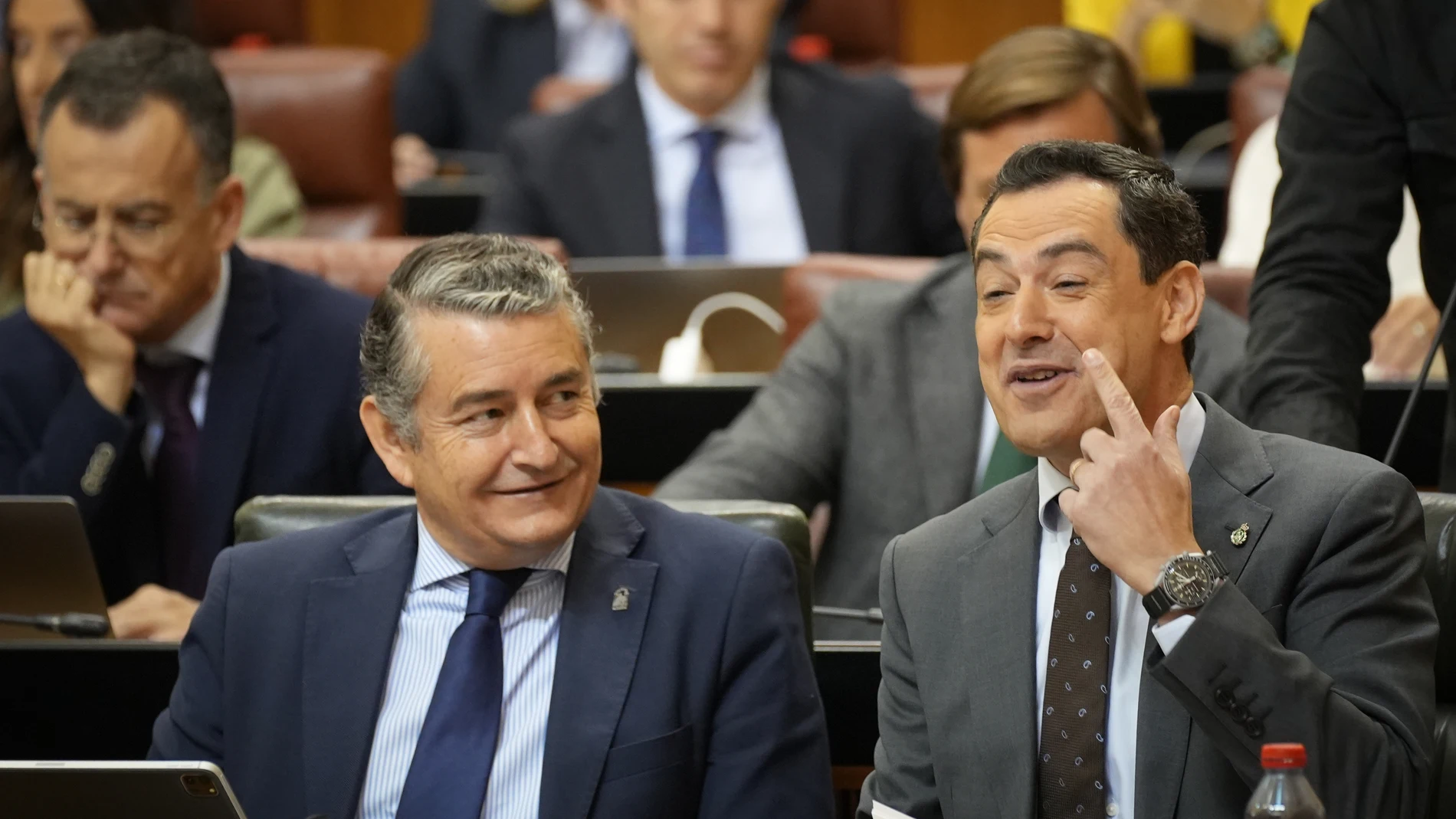 El presidente de la Junta, Juanma Moreno (d); junto al consejero de la Presidencia, Interior, Diálogo Social y Simplificación Administrativa, Antonio Sanz (i); durante su intervención en la sesión de control. A 02 de mayo de 2024, en Sevilla (Andalucía, España). El presidente de la Junta, Juanma Moreno, responde a las preguntas de los grupos en la sesión de control al gobierno del Parlamento andaluz. 02 MAYO 2024 María José López / Europa Press 02/05/2024