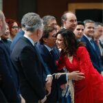 El alcalde de Madrid, José Luis Martínez-Almeida, saluda a la presidenta de Madrid, Isabel Díaz Ayuso