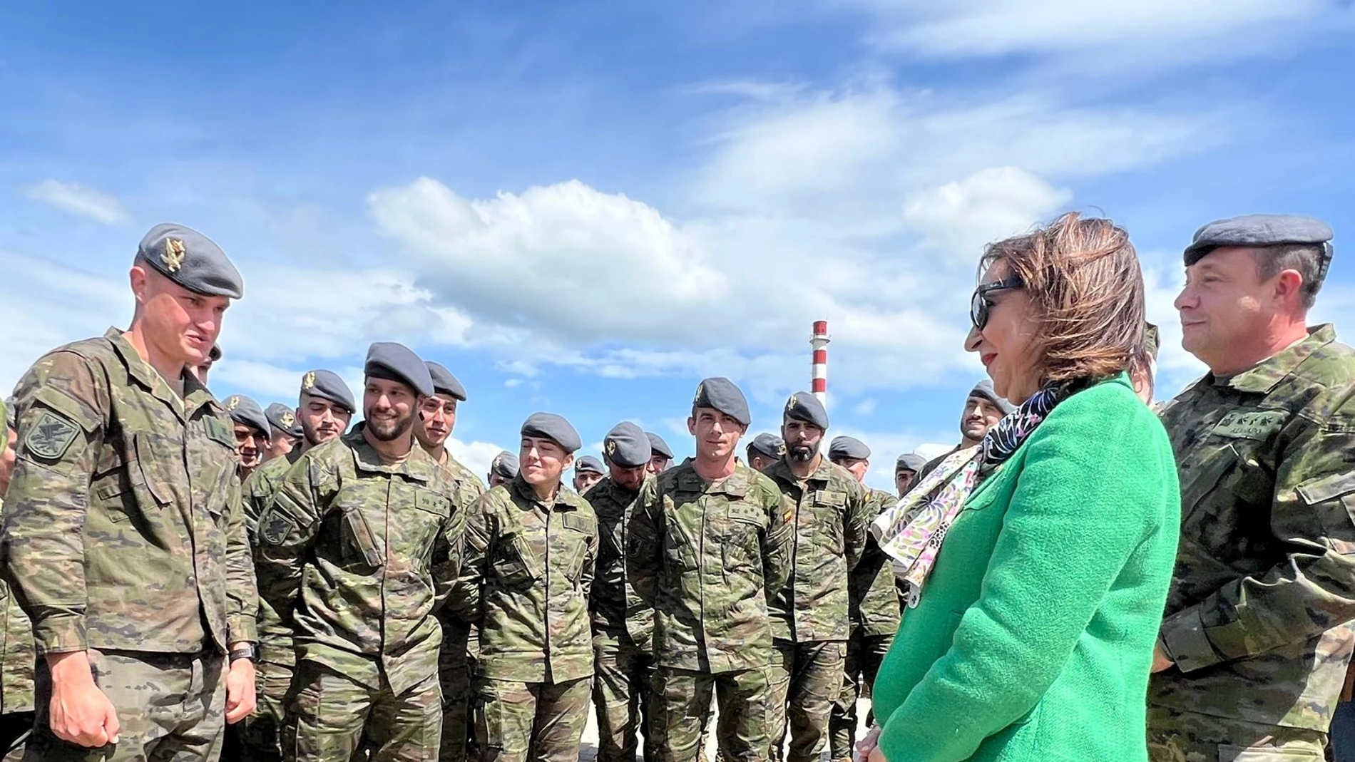 La ministra de Defensa, Margarita Robles, en Eslovaquia visitando a las tropas españolas desplegadas en ese país, un contingente de 700 efectivos que a partir de julio liderará un batallón multinacional que forma parte de la misión de defensa y disuasión en el flanco este de la OTAN.