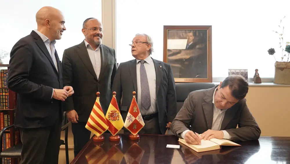 Mañueco durante su visita a Cataluña
