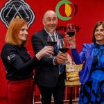 El presidente de la Diputación, Miguel Ángel De Vicente, junto a la diputada del área de promoción provincial y desarrollo rural sostenible, Magdalena Rodríguez y la regente de la tienda, Mercedes Jareño; asisten a la inauguración de ‘La Manajarería’, la nueva tienda de Alimentos de Segovia