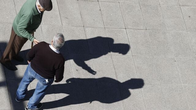 Dos jubilados charlan en la calle, en Bilbao.