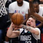 Doncic trata de anotar después de sufrir una falta