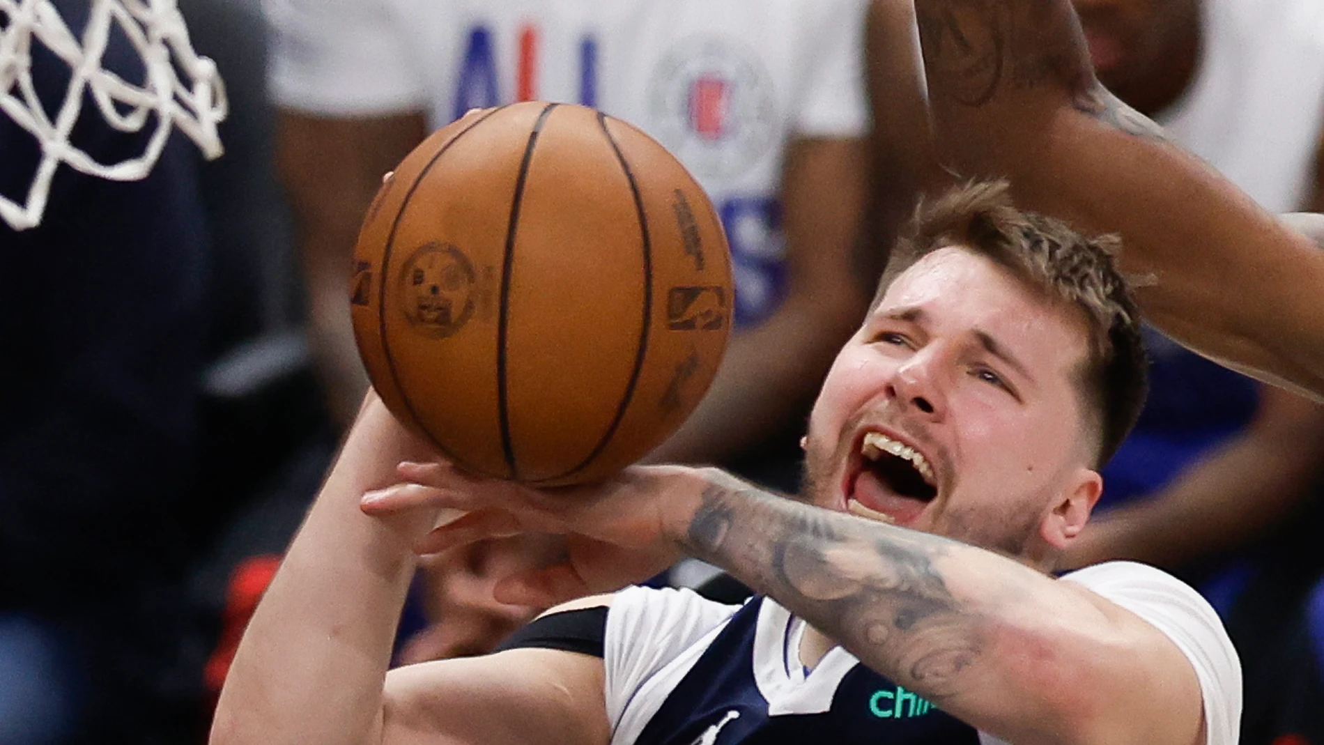 Doncic trata de anotar después de sufrir una falta