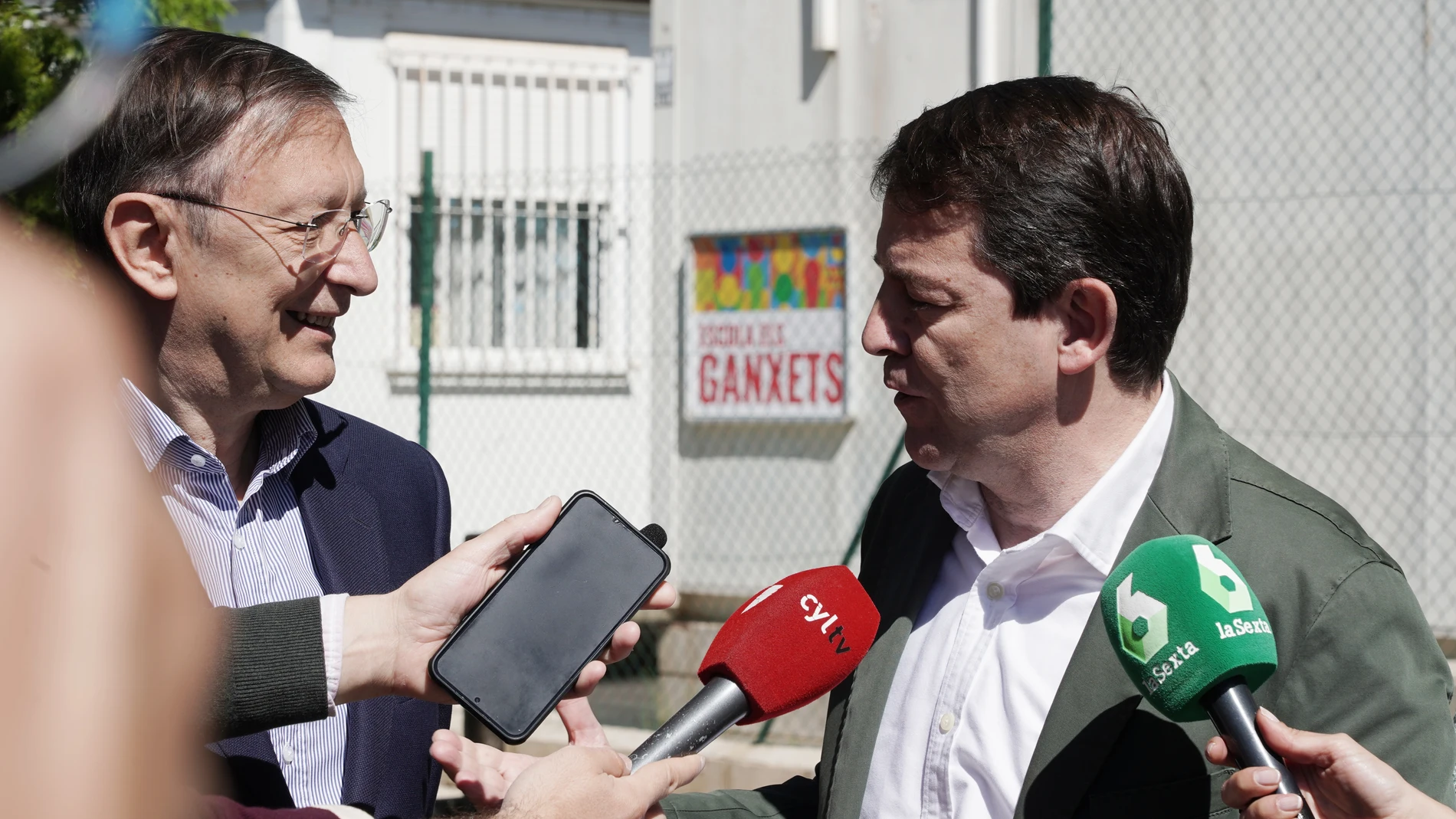 Fernández Mañueco atiende a los medios de comunicación en Tarragona