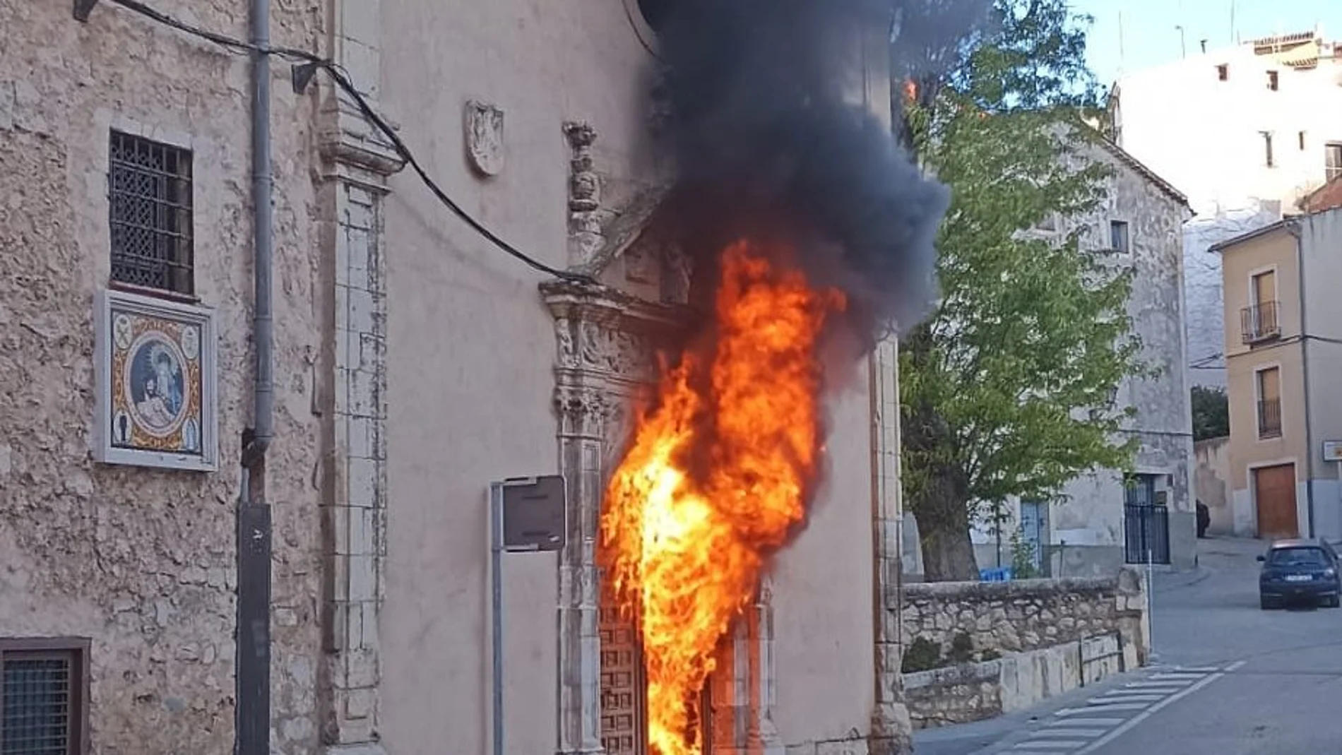Incendio en la puerta del convento de las Concepcionistas en Cuenca