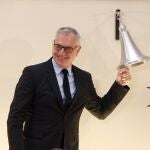 El presidente de la multinacional de fragancias y moda Puig, Marc Puig, durante el tradicional toque de campana en la Bolsa de Barcelona con el que la compañía se ha estrenado en bolsa con una subida del 4,07 %, lo que ha situado el precio de la acción en 25,54 euros y su capitalización bursátil en 4.538 millones de euros, protagonizando la mayor salida a bolsa del año en Europa. 