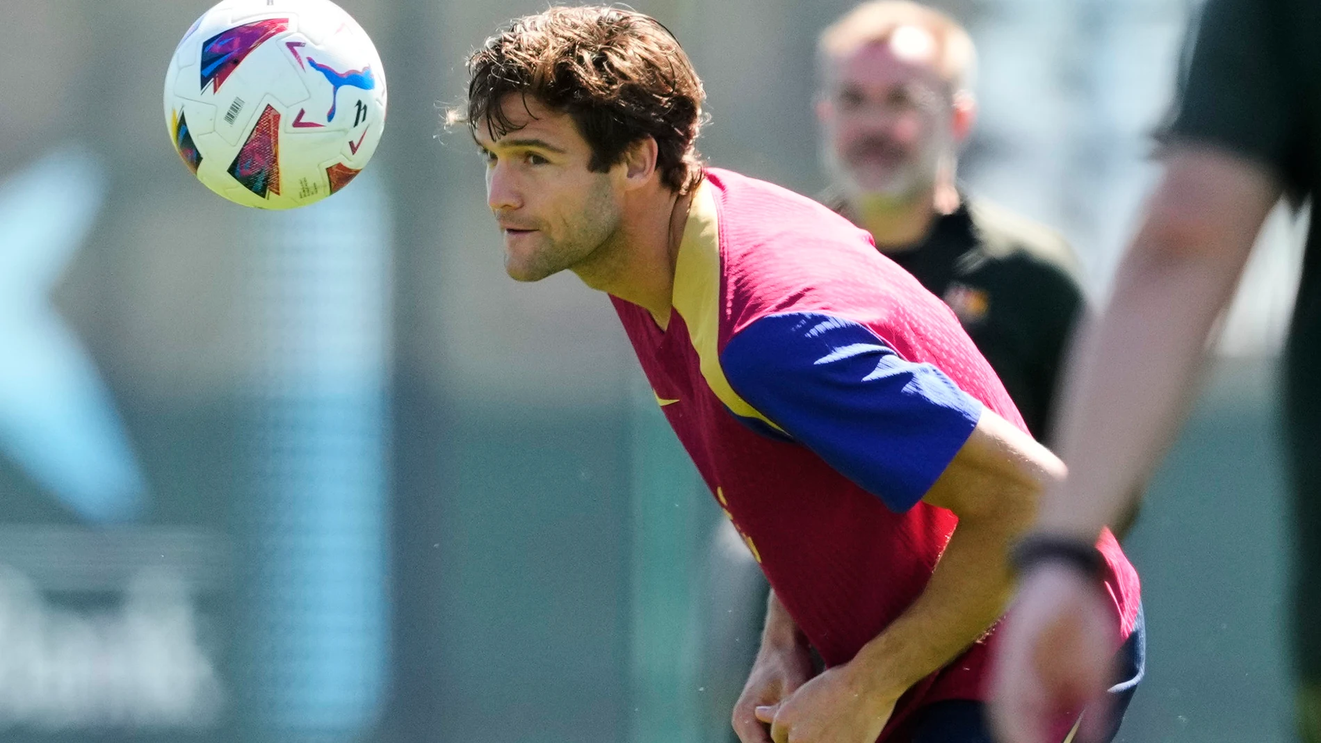 GRAFCAT3802. BARCELONA, 03/05/2024.- El jugador del FC Barcelona Marcos Alonso durante el entrenamiento que el equipo azulgrana ha realizado este viernes en la ciudad deportiva Joan Gamper. EFE/Alejandro García