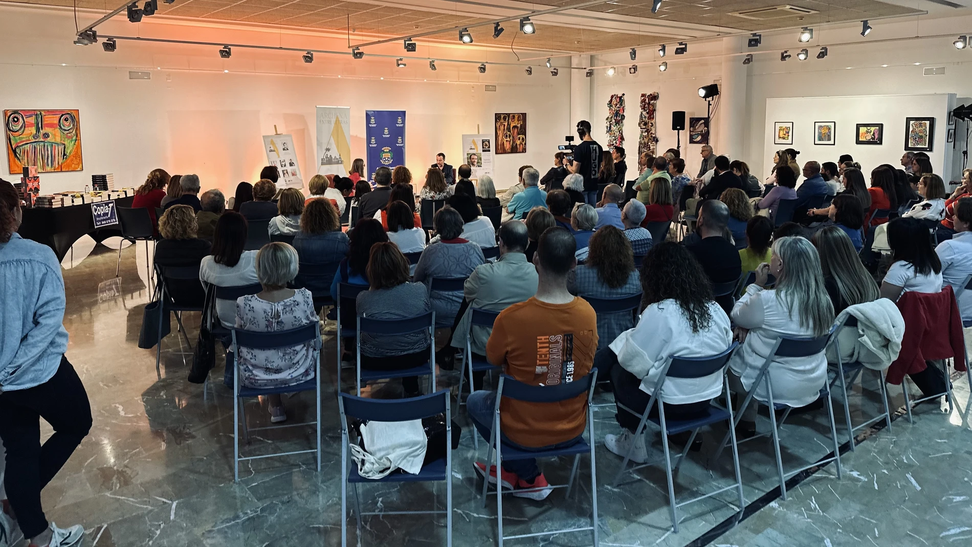 El escritor Agustín Martínez (integrante de 'Carmen Mola') abrió el ciclo de lectura ‘Archena entre letras’