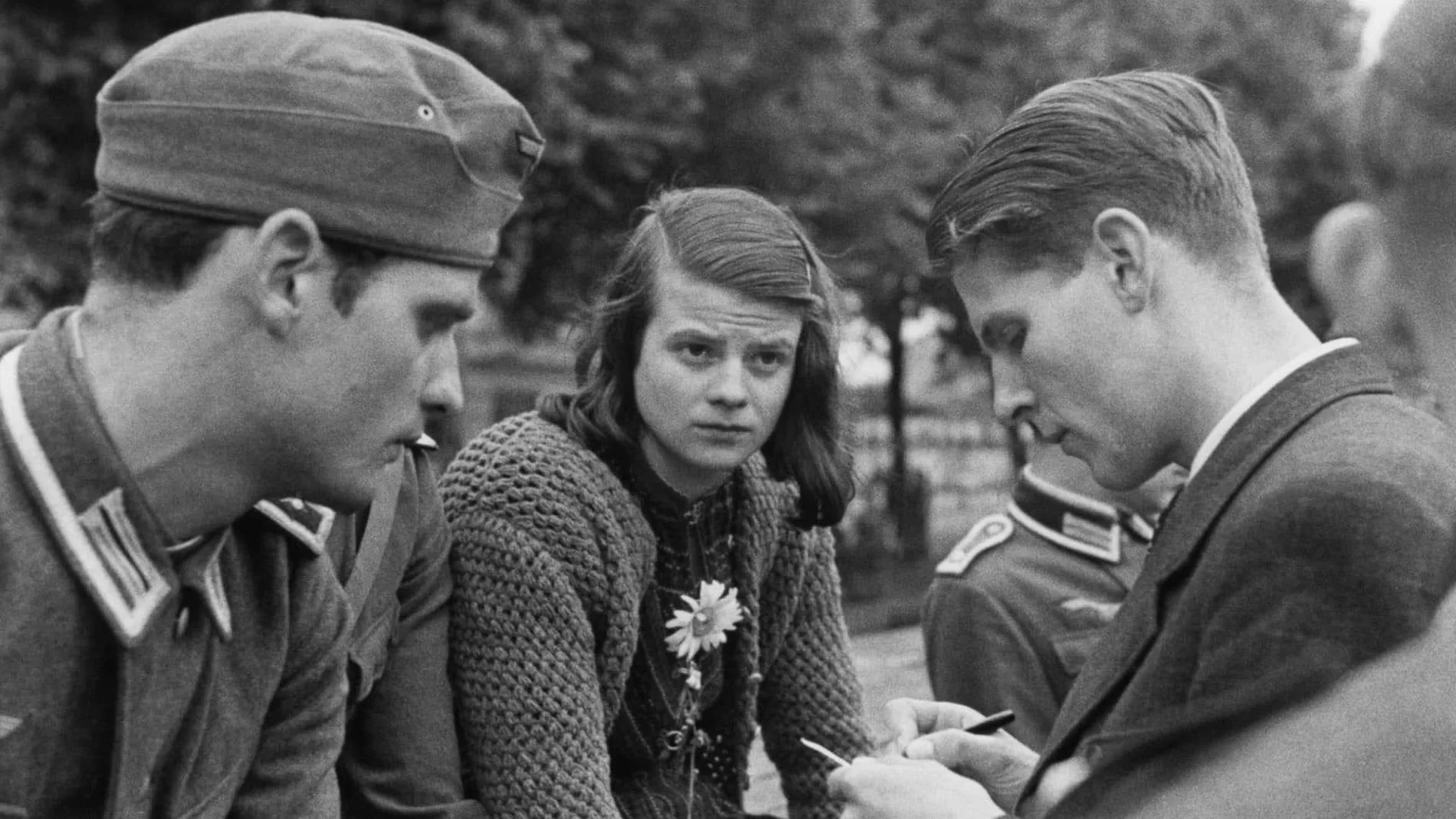 Sophie Scholl, en el centro de la imagen