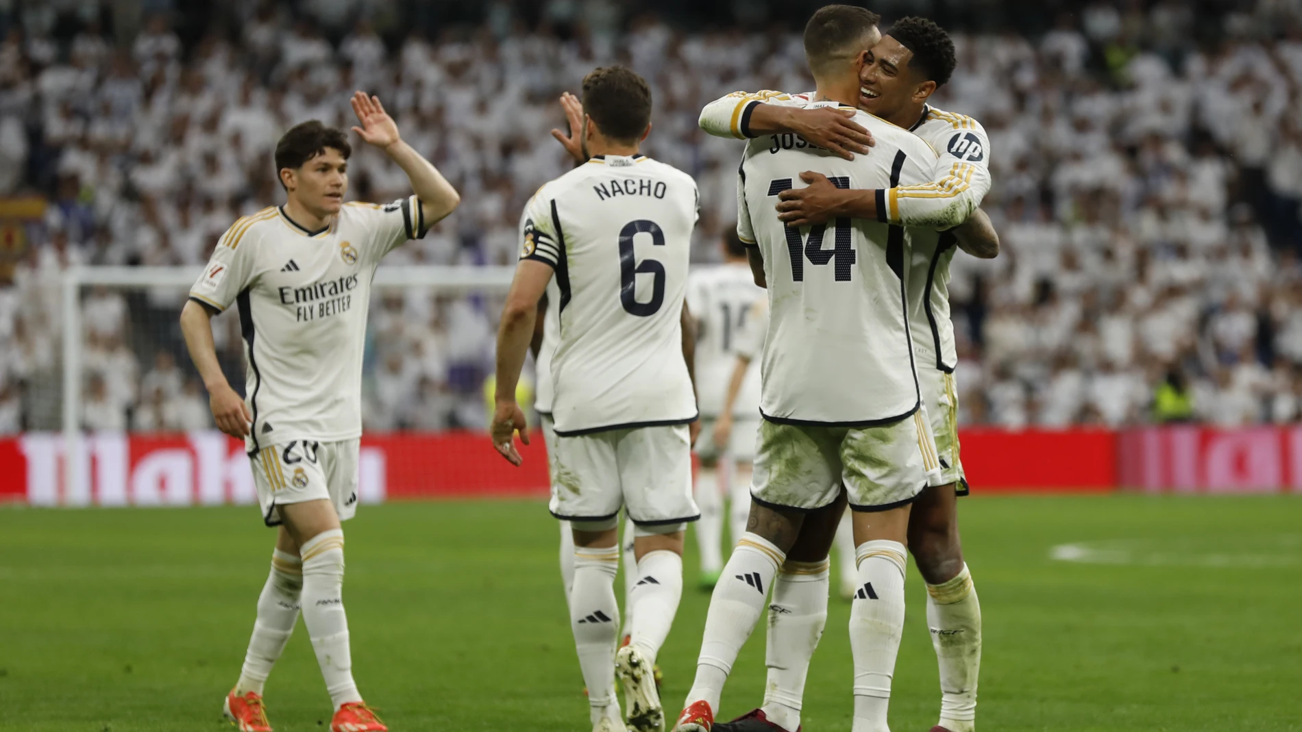 Los jugadores del Madrid se quedaron en el Bernabéu tras ganar al Cádiz
