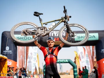 Luis Le&oacute;n S&aacute;nchez levanta su bicicleta como ganador de la Titan Desert