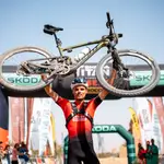 Luis León Sánchez levanta su bicicleta como ganador de la Titan Desert