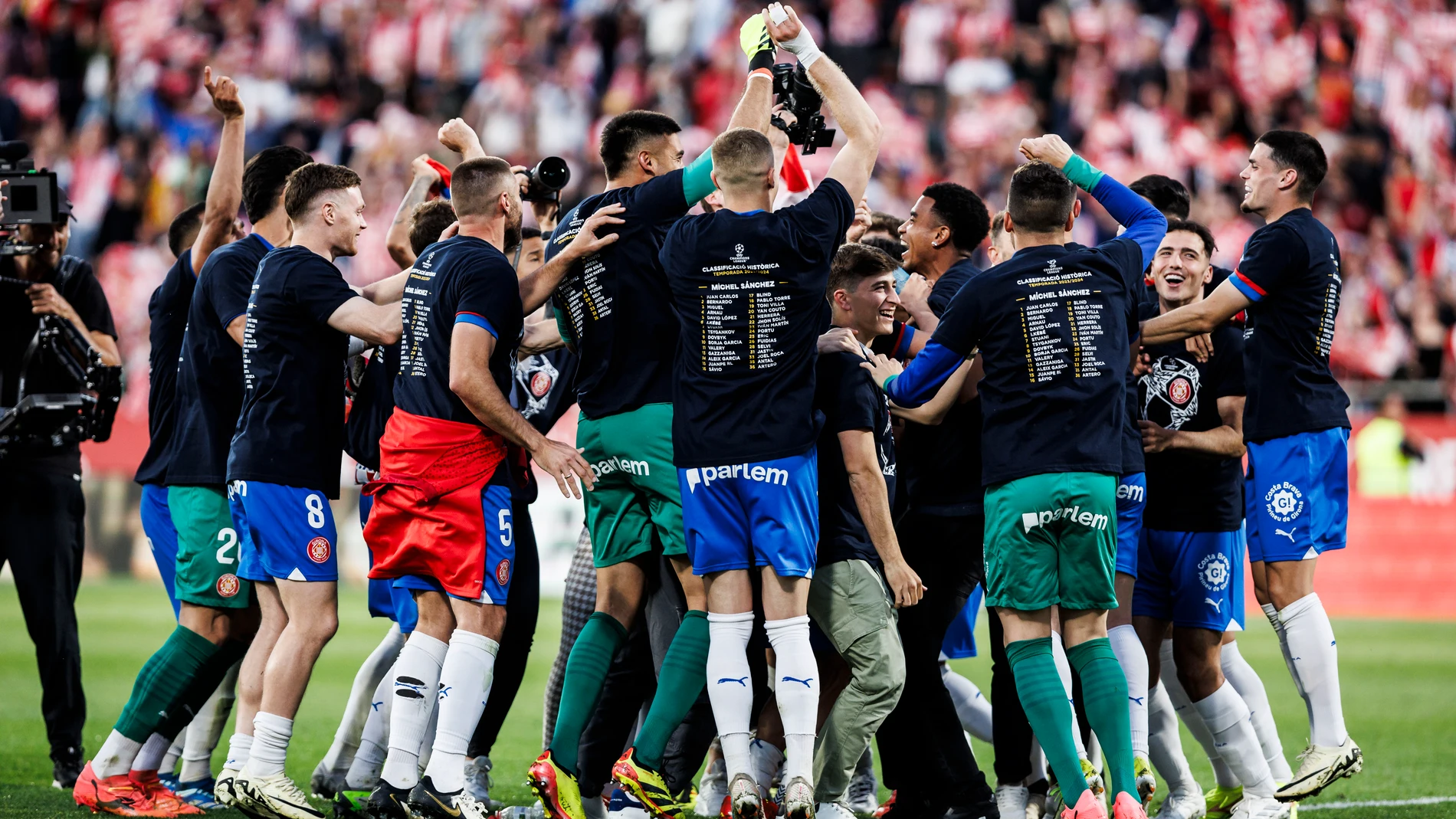 Los jugadores del Girona celebran la victoria ante el Barça