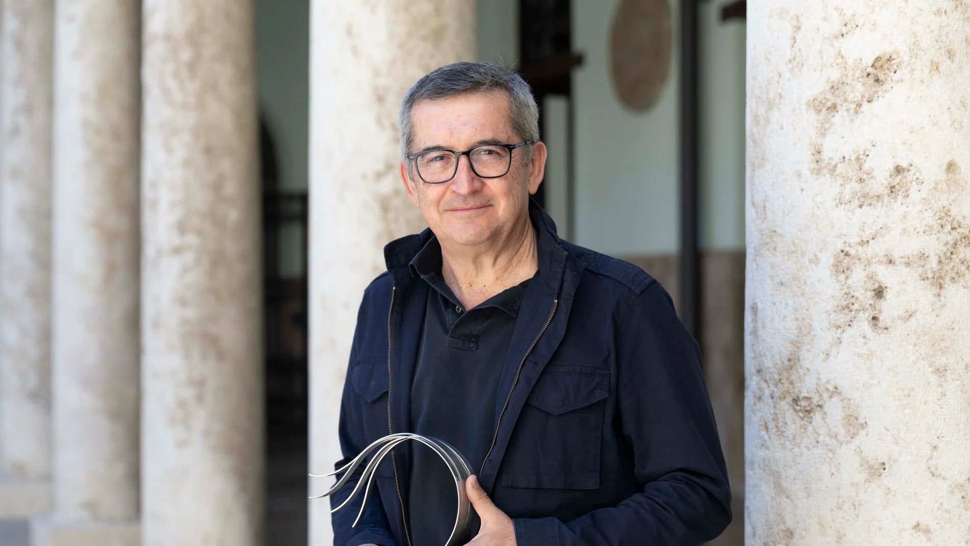 En la imagen, el periodista canario Carlos Sosa, con el galardón