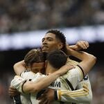 Brahim, Modric y Bellingham celebran uno de los goles ante el Cádiz