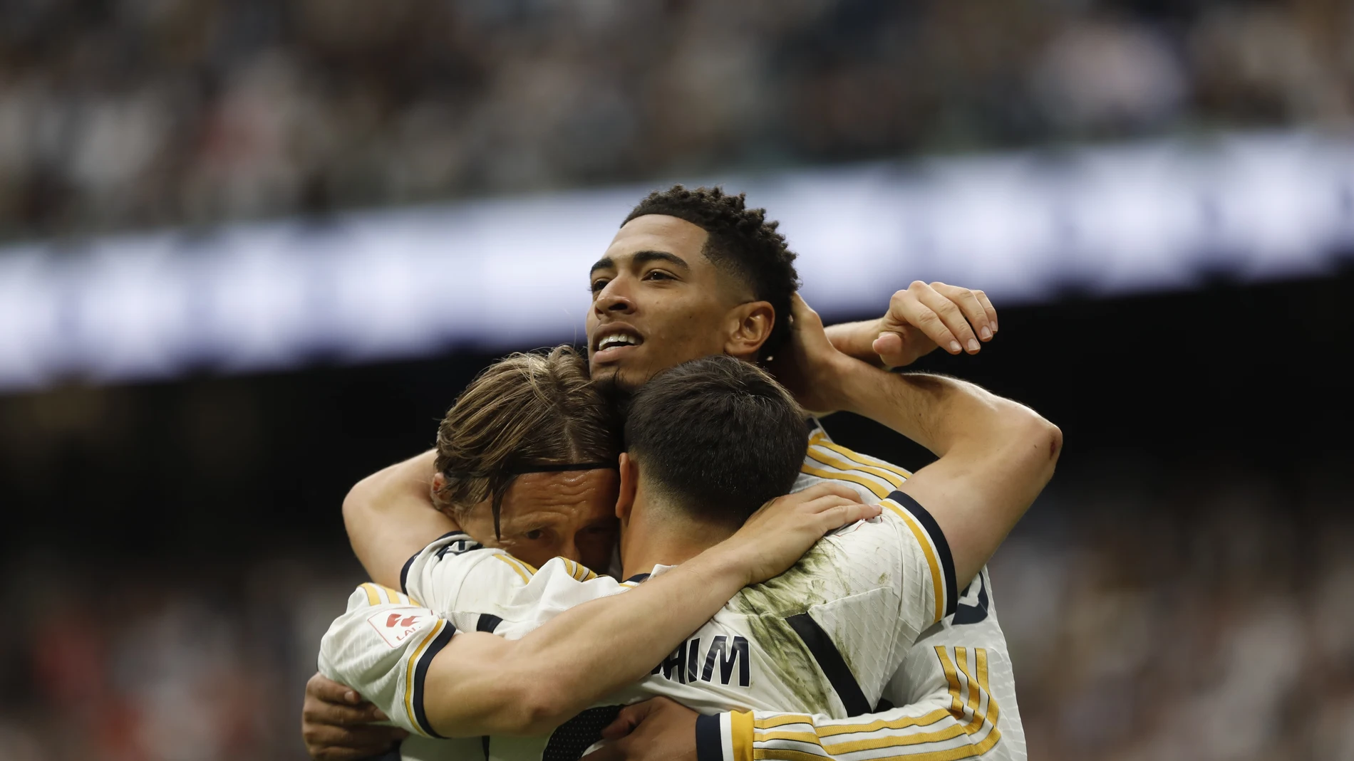 Brahim, Modric y Bellingham celebran uno de los goles ante el Cádiz
