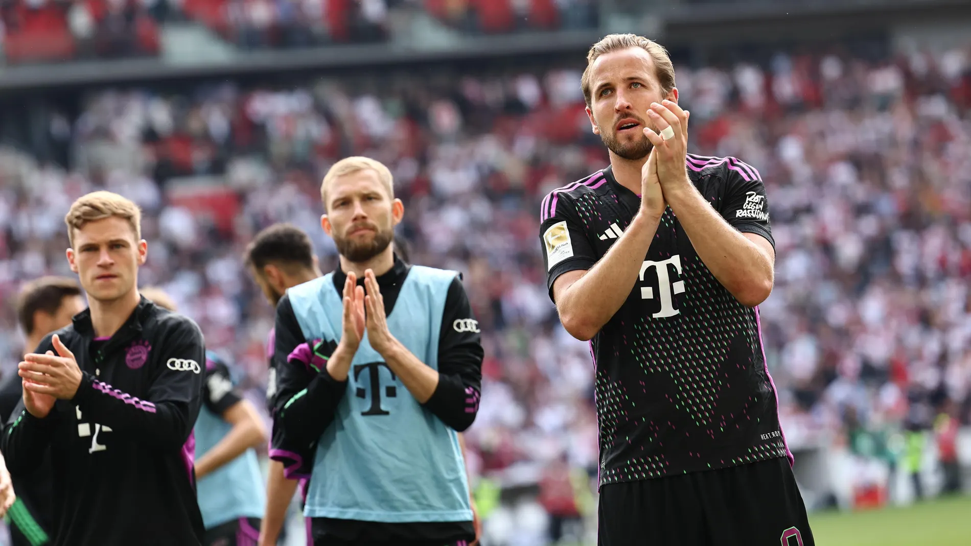 Stuttgart (Germany), 04/05/2024.- Munich's Harry Kane (R) acknowledges to supporters after losing the German Bundesliga soccer match between VfB Stuttgart and Bayern Munich in Stuttgart, Germany, 04 May 2024. (Alemania) EFE/EPA/ANNA SZILAGYI CONDITIONS - ATTENTION: The DFL regulations prohibit any use of photographs as image sequences and/or quasi-video.