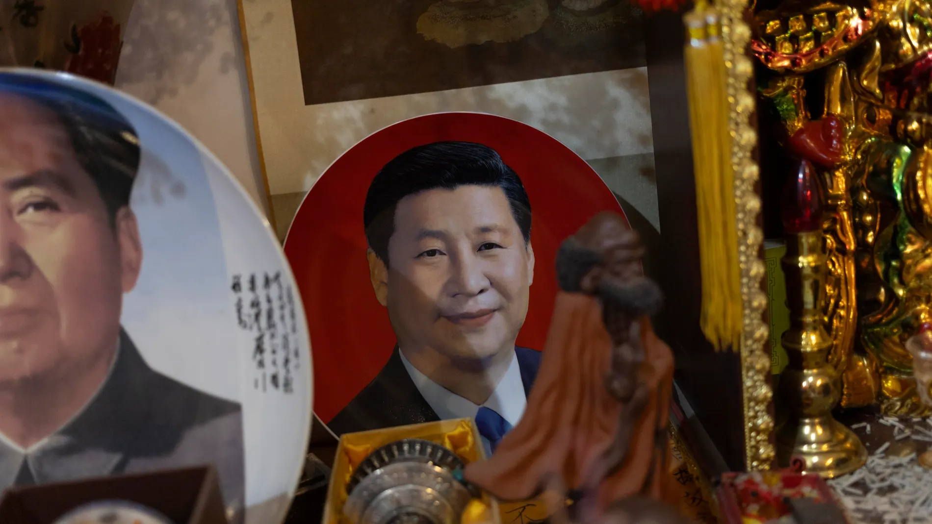 Beijing (China), 05/05/2024.- A plate depicting Chinese President Xi Jinping (C) is displayed among others at a souvenirs store in Beijing, China, 05 May 2024. President Xi Jinping starts on 05 May a trip to Europe until 10 May during which he will visit France, Serbia and Hungary. (Francia, Hungría) EFE/EPA/ANDRES MARTINEZ CASARES