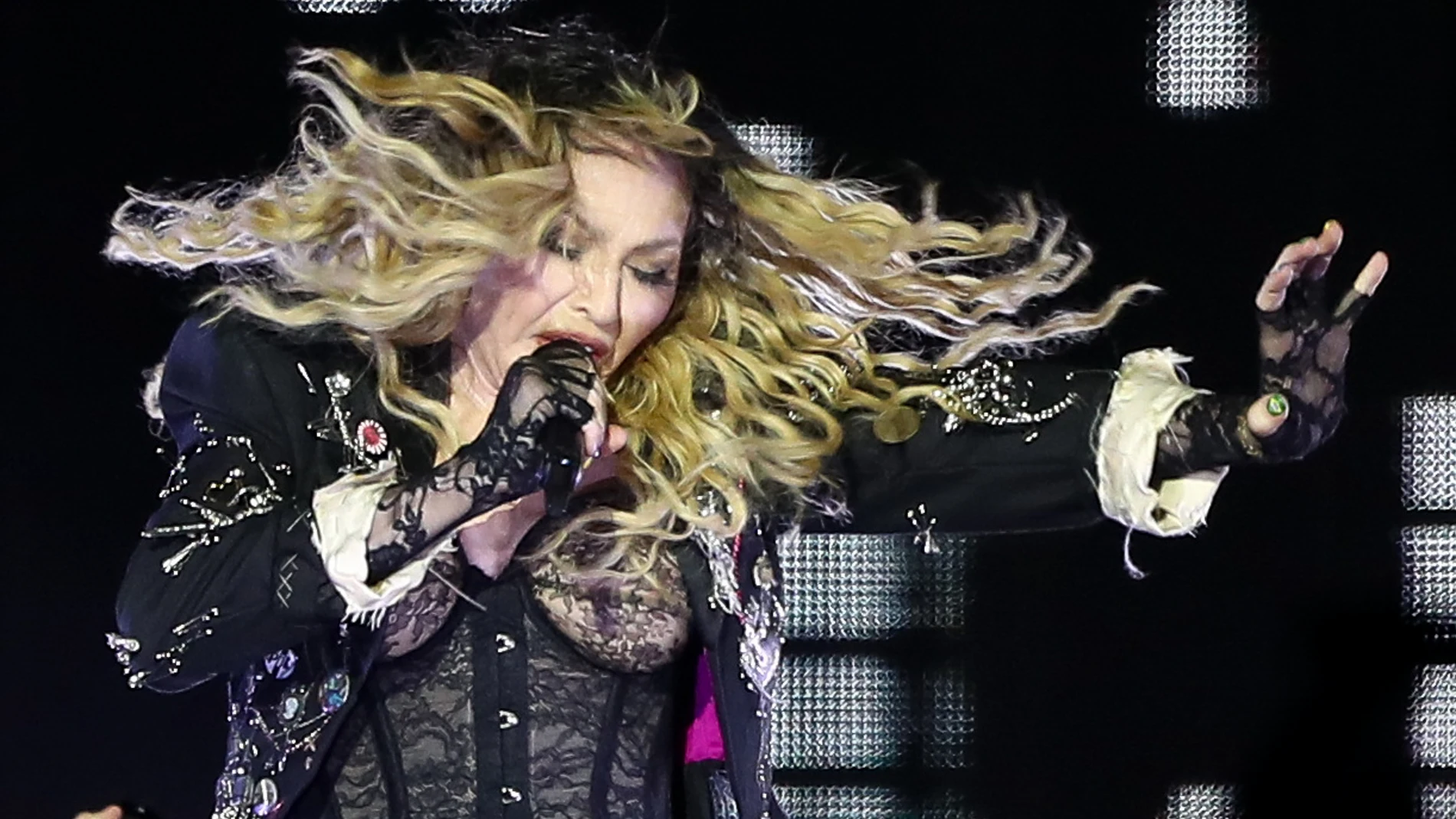 -FOTODELDÍA- AME3447. RÍO DE JANEIRO (BRASIL), 04/05/2024.- La cantante Madonna se presenta en un concierto gratuito, única presentación de su gira The Celebration Tour en Suramérica, este sábado en la playa de Copacabana en Río de Janeiro (Brasil). EFE/ André Coelho