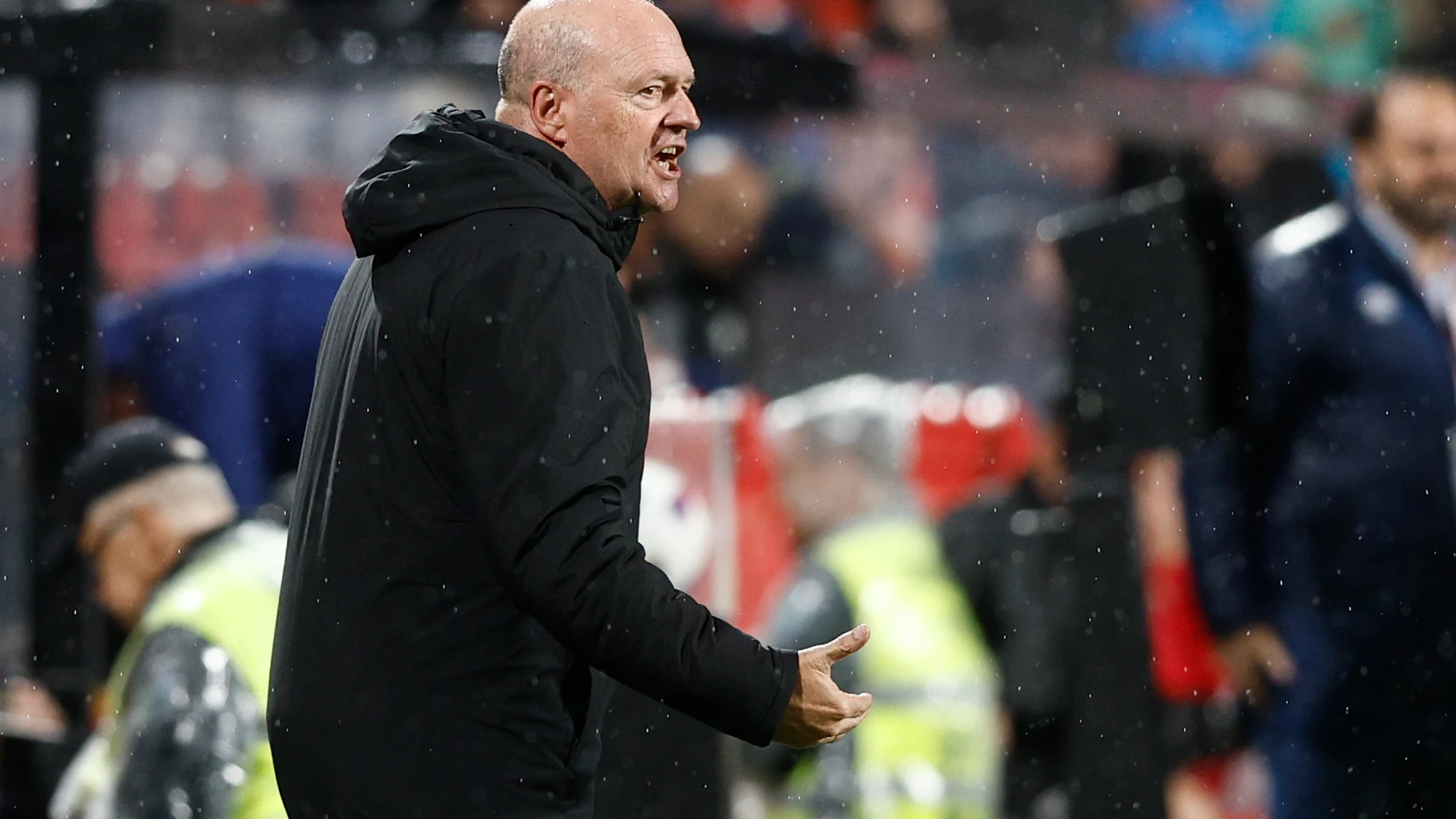 MADRID, 05/05/2024.- El entrenador del Almería Pepe Mel da instrucciones a sus jugadores durante el encuentro correspondiente a la jornada 34 de Primera División que Rayo Vallecano y Almería disputan hoy domingo en el estadio de Vallecas, en Madrid. EFE / Rodrigo Jiménez.