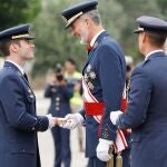 Felipe VI, acompañado del jefe de Estado Mayor del Éjercito del Aire, Javier Salto, preside entrega de Reales Despachos a los nuevos tenientes del Éjercito del Aire y del Espacio y el acto de relevo de abanderado en la Academia General del Aire