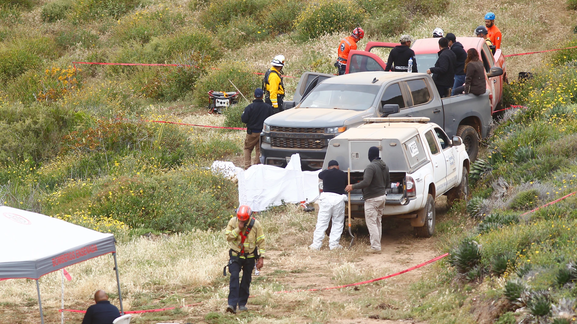 MEX6661. ENSENADA (MÉXICO), 05/05/2024.- Peritos forenses trabajan en la zona donde se localizaron los cuerpos de dos surfistas australianos y un estadounidense este jueves en el poblado Santo Tomas en la ciudad de Ensenada (México). Autoridades mexicanas señalaron este domingo que el probable homicidio de los tres surfistas extranjeros en Baja California, noroeste de México, fue por el robo de un vehículo en el que viajaban y no por su calidad de “turistas”. EFE/Alejandro Zepeda