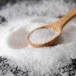 El aditivo E621, también conocido como glutamato monosódico, está presente en muchos de los productos que consumimos en nuestro día a día