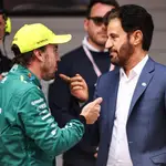 Fernando Alonso charla con el presidente de la FIA, Ben Sulayem