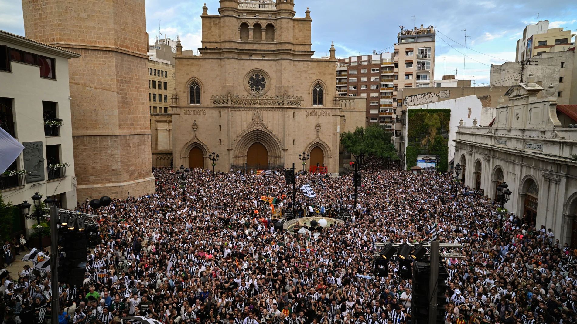 CASTELLÓN DE LA PLANA, 06/05/2024.- La plaza Mayor de Castellón se ha quedado pequeña para festejar el ascenso a Segunda División del CD Castellón, ya que miles de seguidores 'orelluts' han abarrotado este lunes el corazón de la ciudad y los aledaños para celebrara este éxito con su equipo. EFE/Andreu Esteban