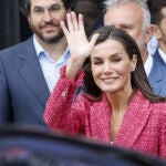 La Reina Letizia sorprende con zapatillas. 