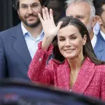 La Reina Letizia sorprende con zapatillas.