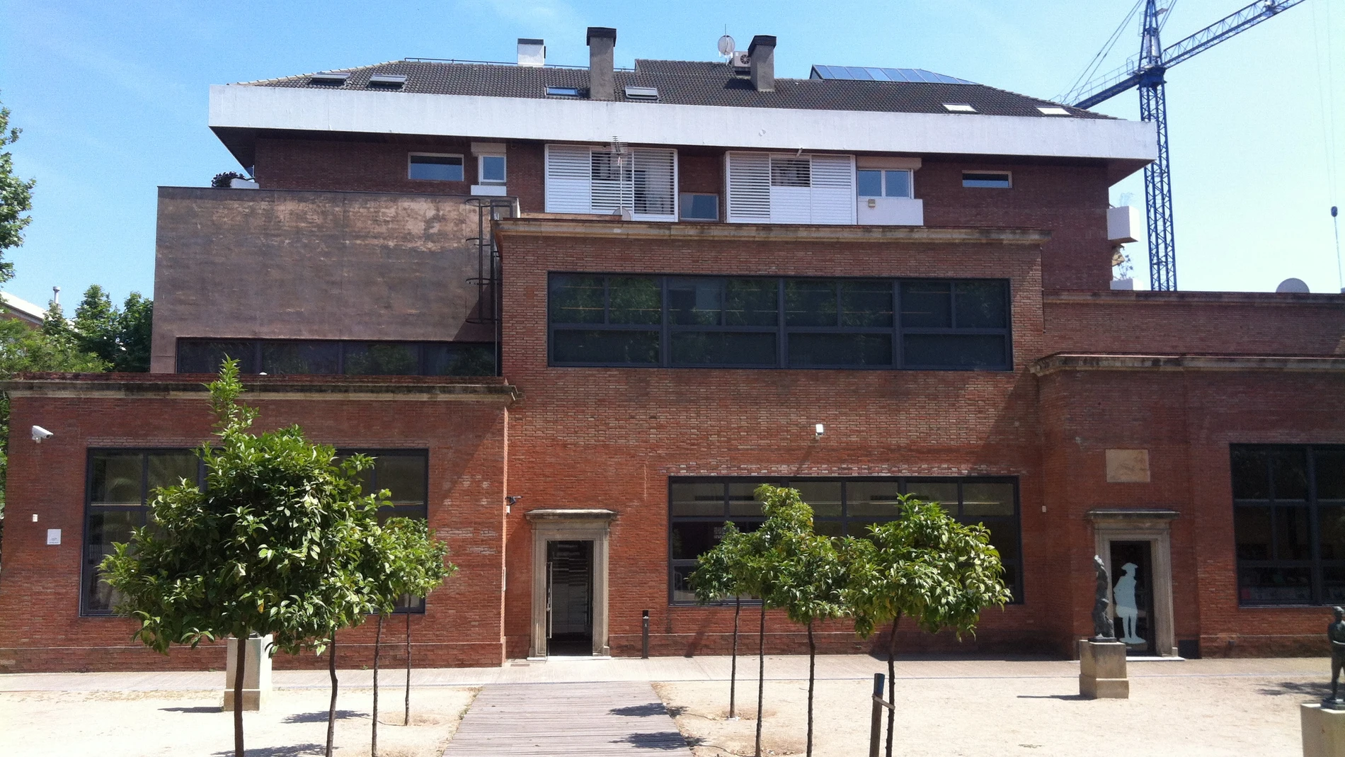La biblioteca Clarà que ocupa el lugar en el que estaba el taller-museo del escultor