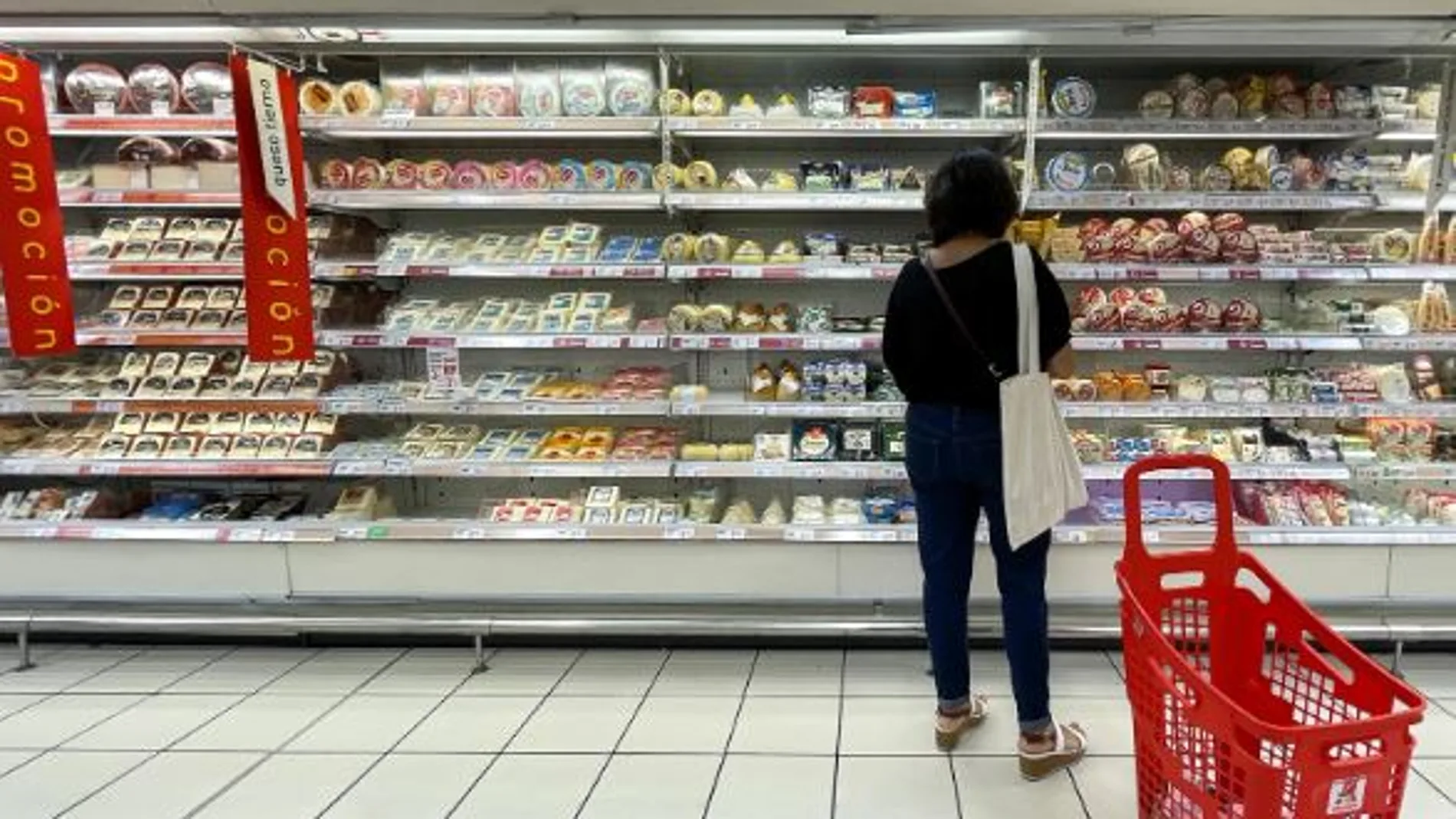 Imagen de una persona haciendo la compra en un supermercado