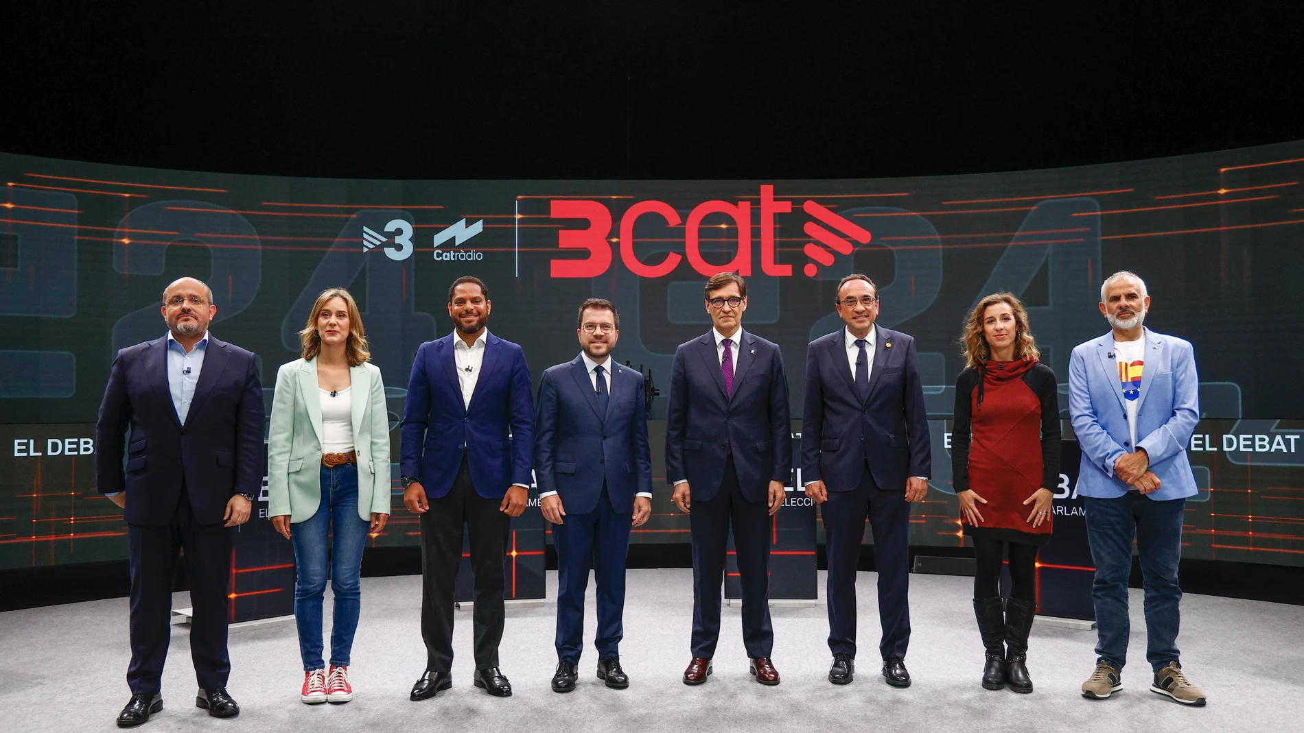 Los candidatos a la presidencia de la Generalitat, Salvador Illa (PSC) (4d), Pere Aragonès (ERC) (4i), Ignacio Garriga (Vox) (3i), Carlos Carrizosa (Cs) (d), Jessica Albiach (Comuns Sumar) (2i), Laia Estrada (CUP) (2d) y Alejandro Fernández (PPC) (i), y el número tres de la candidatura de JxCat, Josep Rull (3d), participan en el debate organizado por TV3 y Catalunya Radio hoy martes en Barcelona.