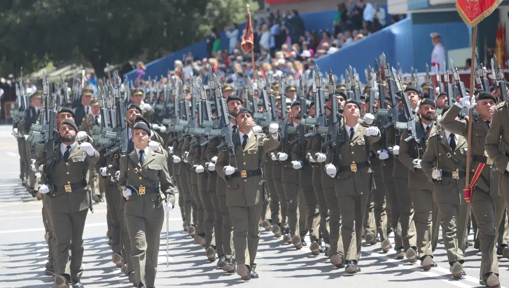Efectivos del Ejército de Tierra durante el desfile del Día de las Fuerzas Armadas de 2023 en Granada