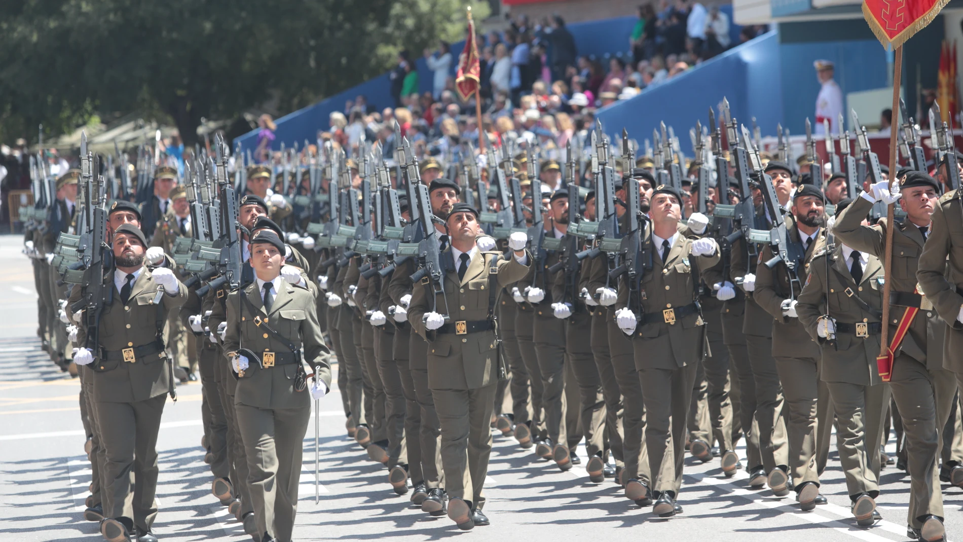 Efectivos del Ejército de Tierra durante el desfile del Día de las Fuerzas Armadas de 2023 en Granada